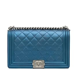 Chanel-Bolsa de ombro com aba azul Chanel média perfurada em pele de cordeiro-Azul