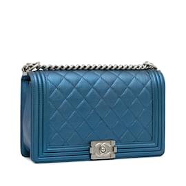 Chanel-Bolsa de ombro com aba azul Chanel média perfurada em pele de cordeiro-Azul