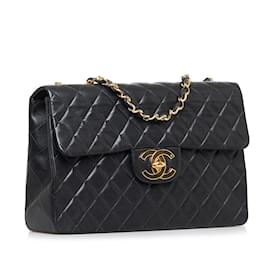 Chanel-Bolsa de ombro com aba única Chanel Maxi Classic preta em pele de cordeiro-Preto
