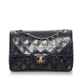 Chanel-Kleine, klassische, mit Lammleder gefütterte Flap Bag von Chanel in Schwarz-Schwarz