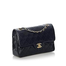 Chanel-Bolsa Chanel pequena clássica preta com aba forrada de pele de cordeiro-Preto