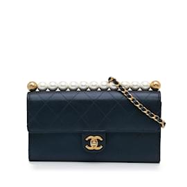 Chanel-Portafoglio in pelle di capra con perle blu Chanel Chic su borsa a tracolla con catena-Blu