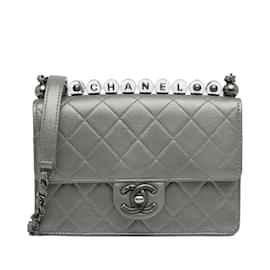 Chanel-Bolsa Chanel prateada média chique com pérolas de pele de cordeiro e bolsa crossbody com aba de pele de cordeiro-Prata