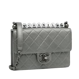 Chanel-Borsa a tracolla con patta in pelle di agnello Chanel media chic argento con perle-Argento