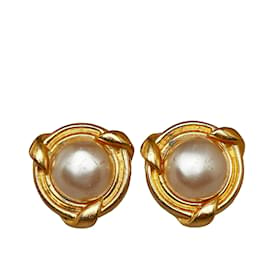 Chanel-Orecchini a clip con perle finte Chanel in oro-D'oro