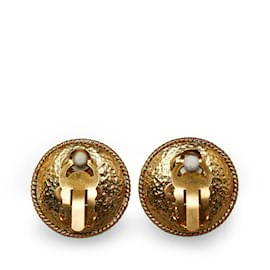 Chanel-Boucles d'oreilles à clip dorées avec fausses perles Chanel-Doré