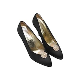 Chanel-Tamaño de los zapatos de tacón con adornos de cristales de satén Chanel negros 38-Negro