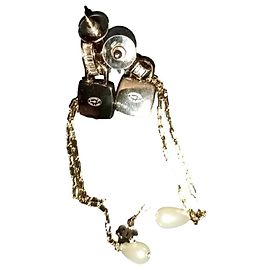 Brincos Chanel dourados de aço com pérolas Dourado