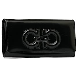 Salvatore Ferragamo-Langes Portemonnaie aus schwarzem Gancini-Lackleder von Ferragamo-Schwarz