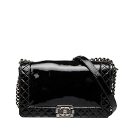 Chanel-Borsa a tracolla media con patta Chanel in vernice nera Chanel-Nero
