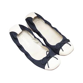 Chanel-Zapatos de tacón bajo con punta en azul marino y blanco Chanel Talla 37-Azul marino