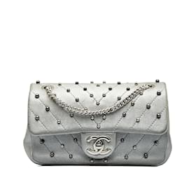 Chanel-Borsa a tracolla con patta Chevron borchiata piccola Chanel in argento-Argento