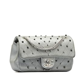 Chanel-Bolsa de ombro Chanel prateada pequena com aba Chevron com tachas-Prata