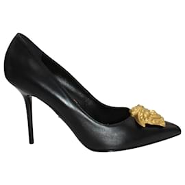 Versace-Versace Zapatos de salón con punta en punta y cabeza de Medusa en cuero negro-Negro