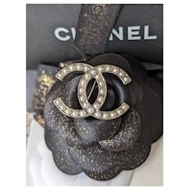 Chanel-CC-D10Caixa RARA de broche de pérola com logotipo V SHW-Prata