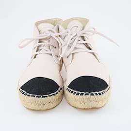 Chanel-hell beige/Schwarze CC-Espadrilles-High-Top-Sneaker mit Cap Toe-Beige