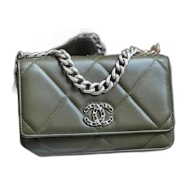 Chanel-Chanel C19 Tasche gewonnen-Olivgrün