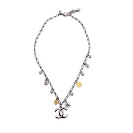 Chanel-Collar de cadena de metal plateado con dijes y colgante con logo CC-Plata