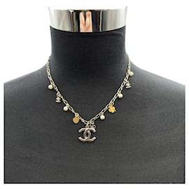Chanel-Collar de cadena de metal plateado con dijes y colgante con logo CC-Plata