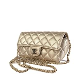 Chanel-Estojo de óculos clássico Chanel em pele de cordeiro dourada em bolsa crossbody com corrente-Dourado