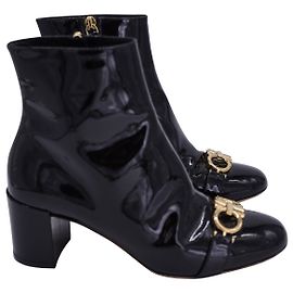 Salvatore Ferragamo Primula Gancini Stiefeletten aus schwarzem Lackleder Schwarz