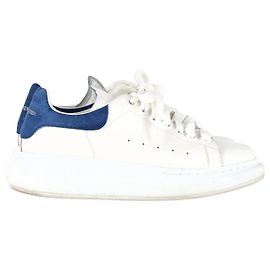 Tênis oversized com acabamento em camurça Alexander McQueen em couro branco Branco