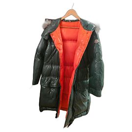 Casaco Moncler verde com forro laranja e capuz de pele Verde