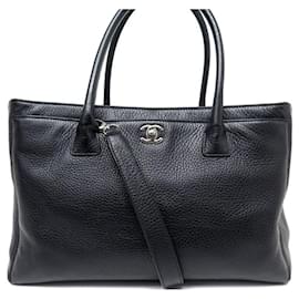 Chanel-BOLSA CHANEL EXECUTIVE MM TOTE EM BOLSA CROSSBODY DE COURO CAVIAR PRETO-Preto