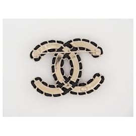 Chanel-NEW CHANEL CC LOGO BROOCH 2023 STRASS AND LEATHER INTERLACED METAL STEEL GOLD BROOCH-Golden