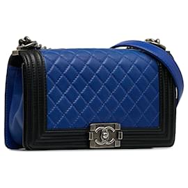 Chanel-Chanel Bolsa média azul em pele de cordeiro para menino com aba bicolor-Azul