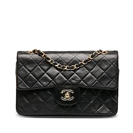 Chanel-Bolsa de ombro com aba preta Chanel pequena clássica forrada de pele de cordeiro-Preto
