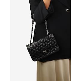 Chanel-Cor preta 2006-2008 Bolsa tiracolo clássica em pele de cordeiro com aba forrada-Preto