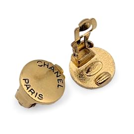 Chanel-Brincos com logotipo redondo pequeno de metal dourado vintage de Paris-Dourado