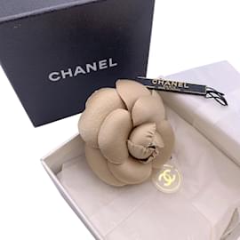 Chanel-Pino de broche de flor de camélia em tecido bege vintage-Bege