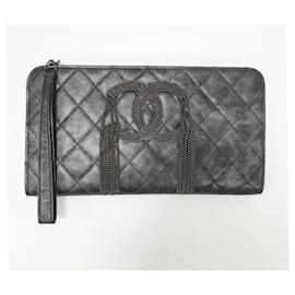 Chanel-Chanel Metallic Quilted calf leather Chain CC Wristlet Clutch-Black