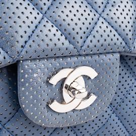 Chanel-Bolsa Chanel perfurada única crossbody prateada com aba-Azul