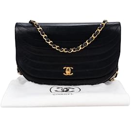 Chanel-Cuir d'agneau matelassé Chanel 24Sac demi-lune à rabat unique K Gold-Noir