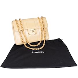Chanel-Pele de cordeiro acolchoada Chanel 24Bolsa Crossbody Jumbo K Gold com aba única-Bege