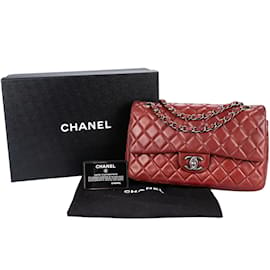 Chanel-Borsa con patta foderata a tracolla media in pelle di agnello trapuntata Chanel con hardware argento-Bordò