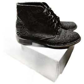 Botas Saint Laurent de couro preto com renda Preto