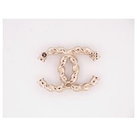 Chanel-NEW CHANEL BROOCH LOGO CC PEARLS AND STRASS GOLD METAL GOLD STEEL BROOCH-Golden
