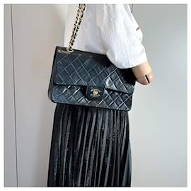 Chanel-Klassische, gefütterte Flap Chain Bag aus schwarzem Leder, mittelgroß-Schwarz