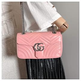 Gucci-GG Marmont Mittelgroße Tasche aus Matelassé-Leder in Rosa-Pink