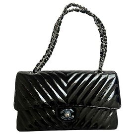 Bolso Chanel de charol negro chevron Negro