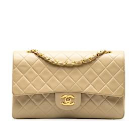 Chanel-Borsa a tracolla con patta foderata in pelle di agnello classica media Chanel beige-Beige