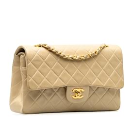 Chanel-Bolsa de ombro com aba Chanel média clássica bege com forro de pele de cordeiro-Bege