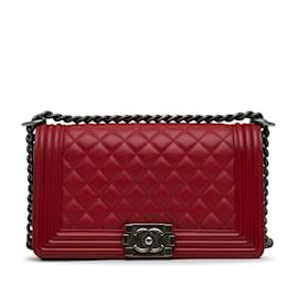 Chanel-Bolsa média Chanel vermelha em pele de cordeiro com aba para menino-Vermelho