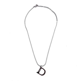Christian Dior-Silberfarbene Halskette mit D-Logo-Anhänger aus Metall-Silber