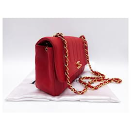 Chanel-Chanel Bolsa de aba clássica atemporal com listra de pele de cordeiro vermelha Diana Média Vintage (raro)-Vermelho