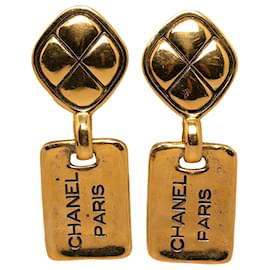 Chanel-Boucles d'oreilles pendantes avec plaque logo dorée Chanel-Doré